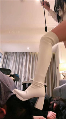 图片[20]-维妮】情侣奴-长靴美腿诱惑-鞭打/踩踏/灌圣水/耳光/胯下辱