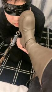 【戚戚情侣主】绿帽老公爆吸男主白袜/耳光/舔脚_绳艺库视频下载