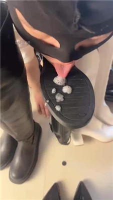 图片[4]-甜心教主】多双脏长靴用狗舌头清理