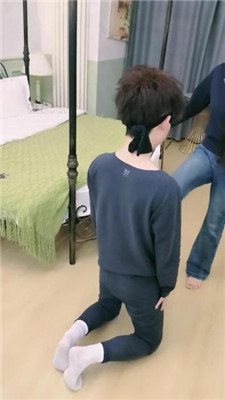 图片[10]-北京啡啡】全体重踩踏/舔脏鞋臭脚/人肉脚垫