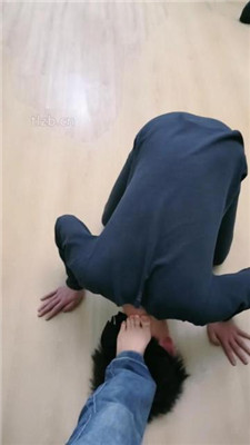 图片[11]-北京啡啡】全体重踩踏/舔脏鞋臭脚/人肉脚垫