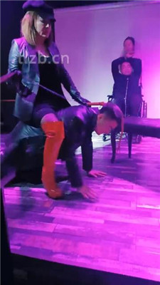 图片[2]-乐爷】酒吧双主双狗玩SM主奴游戏