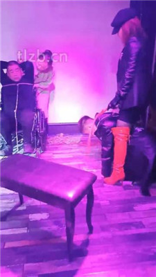 图片[3]-乐爷】酒吧双主双狗玩SM主奴游戏