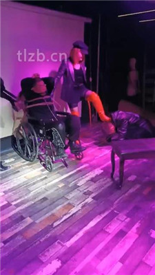 图片[5]-乐爷】酒吧双主双狗玩SM主奴游戏