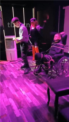 图片[10]-乐爷】酒吧双主双狗玩SM主奴游戏