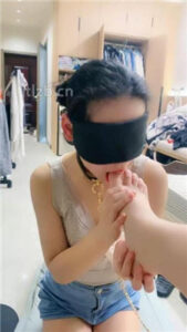 【小羊】闺蜜居然喜欢舔我的臭脚丫_绳艺库视频下载