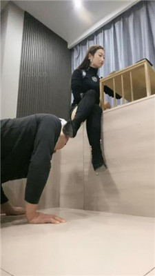 图片[3]-魅儿】跪爬狗伺候主人用餐