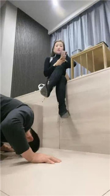 图片[2]-魅儿】跪爬狗伺候主人用餐