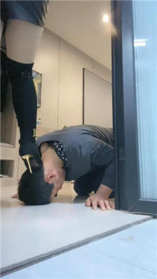 图片[12]-魅儿】跪爬狗伺候主人用餐