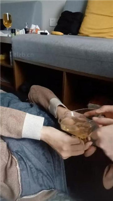 【苏州KK】卫生巾贴嘴/灌圣水/高跟黑丝碾压踩/喂食咀嚼物_绳艺库视频下载