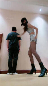 【美娜格格】超大力掐肉/重度踢踹刑虐/清理脏鞋底_绳艺库视频下载