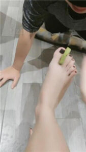 【蓝蓝大s】脚喂食/狗舌清理脚趾_绳艺库视频下载