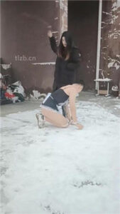 【小殿下】冰天雪地户外鞭打_绳艺库视频下载