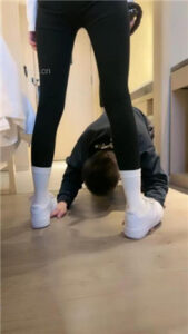 【酒鸽】小白鞋白袜踩狗爪/骑马转胯/狂吸白袜脚/吃袜_绳艺库视频下载