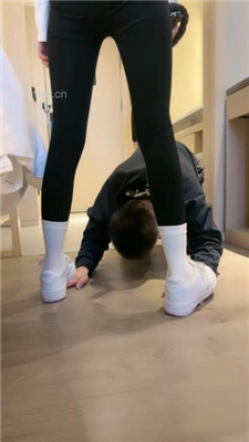 【酒鸽】小白鞋白袜踩狗爪/骑马转胯/狂吸白袜脚/吃袜_绳艺库视频下载