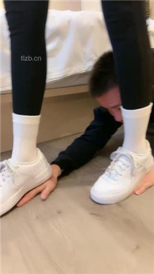 图片[3]-酒鸽】小白鞋白袜踩狗爪/骑马转胯/狂吸白袜脚/吃袜