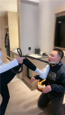 图片[11]-酒鸽】小白鞋白袜踩狗爪/骑马转胯/狂吸白袜脚/吃袜