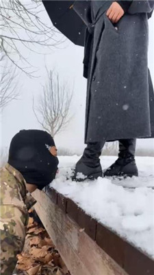 【辣姐】冰天雪地公开处刑惩罚狗_绳艺库视频下载