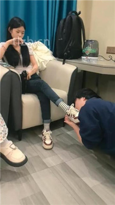 图片[3]-阳阳】姐妹花臭脚臭袜辱-鞭打/转胯骑马踩踏