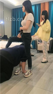 图片[6]-阳阳】姐妹花臭脚臭袜辱-鞭打/转胯骑马踩踏