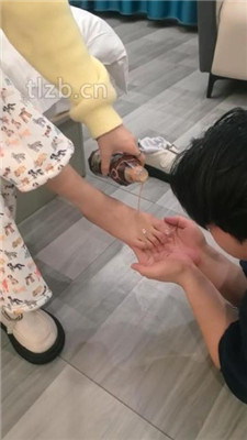 图片[9]-阳阳】姐妹花臭脚臭袜辱-鞭打/转胯骑马踩踏