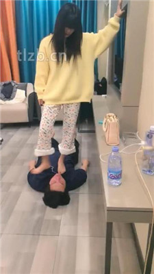 图片[10]-阳阳】姐妹花臭脚臭袜辱-鞭打/转胯骑马踩踏