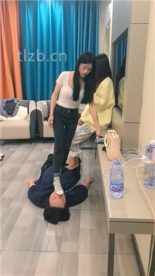 图片[11]-阳阳】姐妹花臭脚臭袜辱-鞭打/转胯骑马踩踏