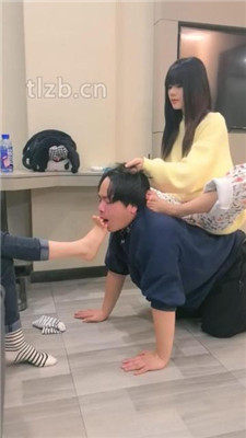 图片[13]-阳阳】姐妹花臭脚臭袜辱-鞭打/转胯骑马踩踏