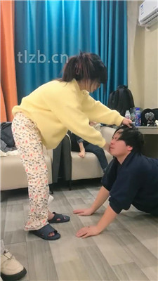 图片[20]-阳阳】姐妹花臭脚臭袜辱-鞭打/转胯骑马踩踏