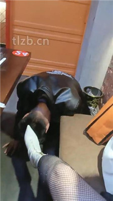 图片[3]-乐爷】双奴-桌底视角-短靴网袜踩踏喂食