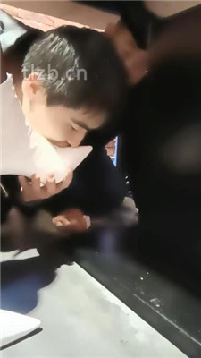 图片[4]-乐爷】双奴-桌底视角-短靴网袜踩踏喂食