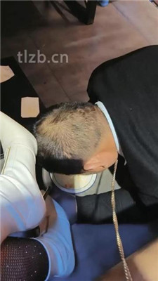 图片[6]-乐爷】双奴-桌底视角-短靴网袜踩踏喂食