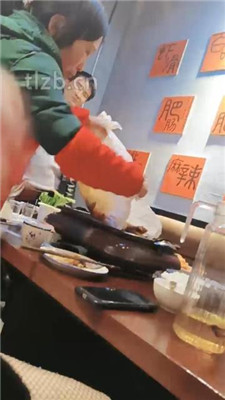 图片[7]-乐爷】双奴-桌底视角-短靴网袜踩踏喂食