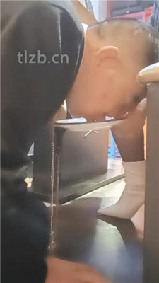 图片[12]-乐爷】双奴-桌底视角-短靴网袜踩踏喂食