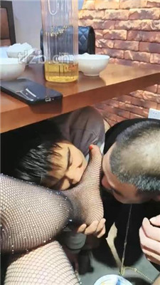 图片[10]-乐爷】双奴-桌底视角-短靴网袜踩踏喂食