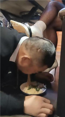图片[13]-乐爷】双奴-桌底视角-短靴网袜踩踏喂食