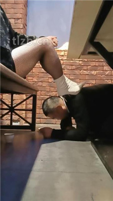 图片[14]-乐爷】双奴-桌底视角-短靴网袜踩踏喂食