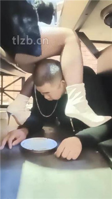 图片[15]-乐爷】双奴-桌底视角-短靴网袜踩踏喂食