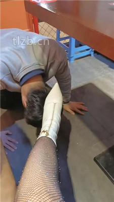 图片[18]-乐爷】双奴-桌底视角-短靴网袜踩踏喂食