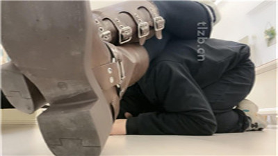 图片[7]-zaizz】狗链拴狗/长靴踩/转胯爬行