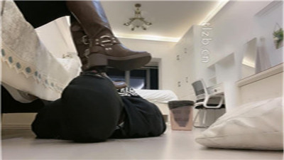 图片[11]-zaizz】狗链拴狗/长靴踩/转胯爬行