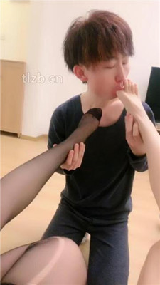 图片[8]-啡啡】双S-跪舔皮鞋黑丝/狂吸脚趾/脚插嘴/转胯/臭脚捂脸