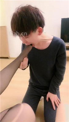 图片[9]-啡啡】双S-跪舔皮鞋黑丝/狂吸脚趾/脚插嘴/转胯/臭脚捂脸