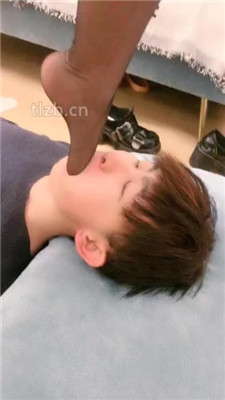 图片[12]-啡啡】双S-跪舔皮鞋黑丝/狂吸脚趾/脚插嘴/转胯/臭脚捂脸