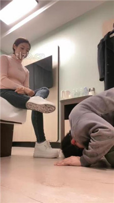 图片[3]-魅儿】磕头求虐/耳光/白袜臭脚气味辱/裸足插嘴/嘴叼袜子