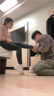 图片[6]-魅儿】磕头求虐/耳光/白袜臭脚气味辱/裸足插嘴/嘴叼袜子