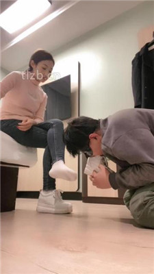 图片[5]-魅儿】磕头求虐/耳光/白袜臭脚气味辱/裸足插嘴/嘴叼袜子