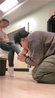 图片[10]-魅儿】磕头求虐/耳光/白袜臭脚气味辱/裸足插嘴/嘴叼袜子