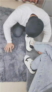 【灵竹】运动后超臭原味强迫狗舔_绳艺库视频下载