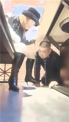 图片[5]-乐爷】桌底下-长靴蹂躏地毯狗/踩踏喂食